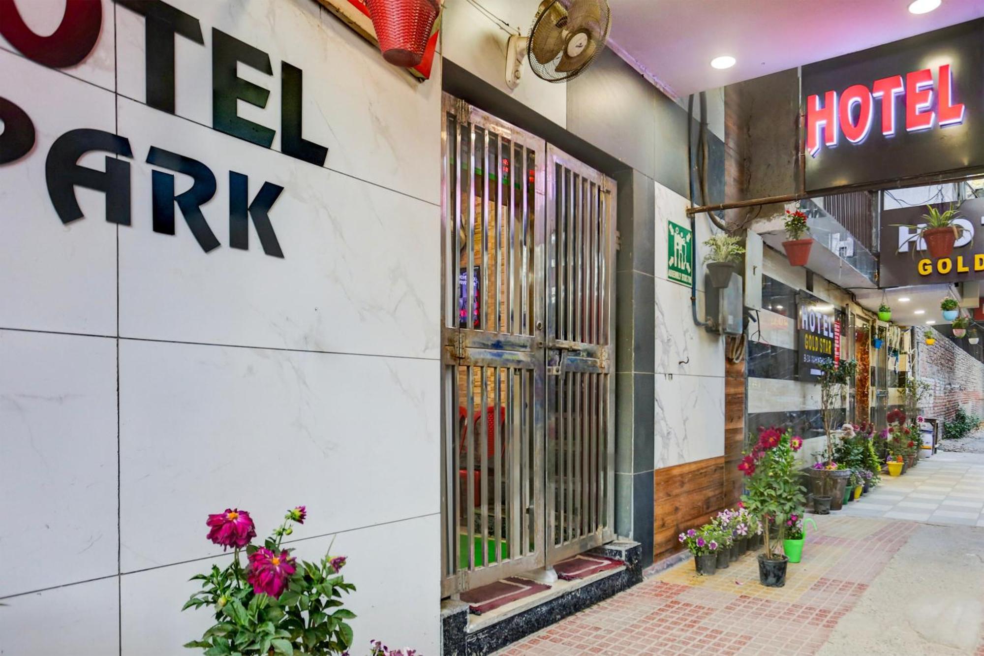 Hotel O Park View Делхи Екстериор снимка